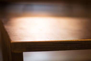 Parlayan ışık ve kopya alanı ile kilise bankları.