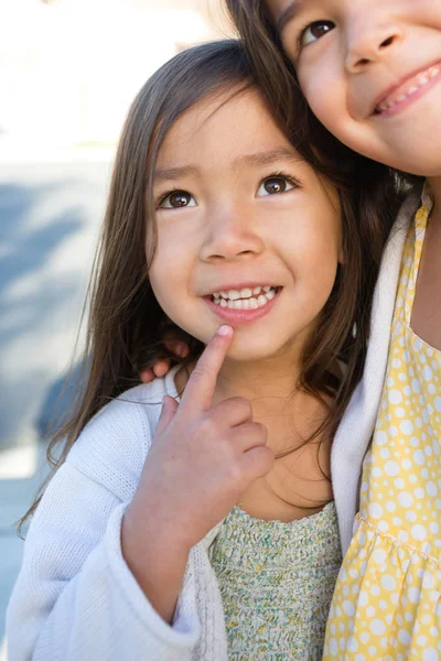 Belle bambine che si abbracciano. Sorelle e migliori amici . — Foto Stock