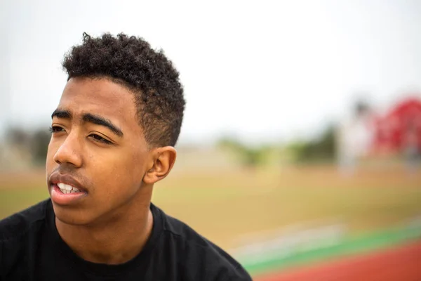 Portriat di un giovane ragazzo afroamericano adolescente . — Foto Stock