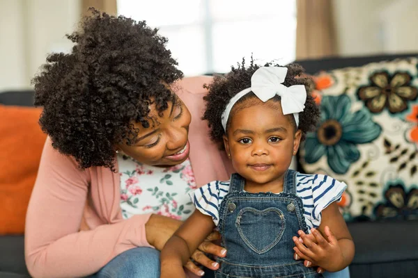 Familia afroamericana. Madre e hija sonriendo en casa . — Foto de Stock