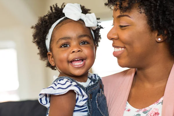非洲裔美国人家庭。母亲和女儿在家微笑. — 图库照片