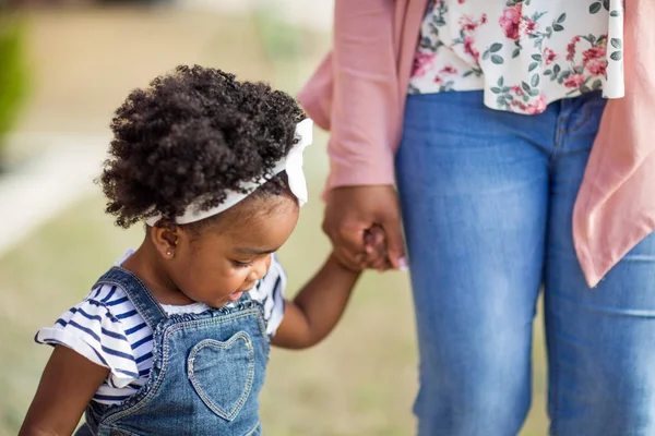 Afroamericana madre riendo y sosteniendo a su hija . —  Fotos de Stock