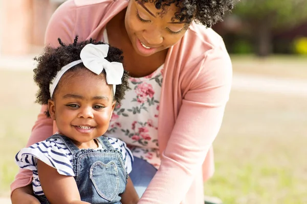 Afrika Amerika ibu tertawa dan memegang putrinya . — Stok Foto