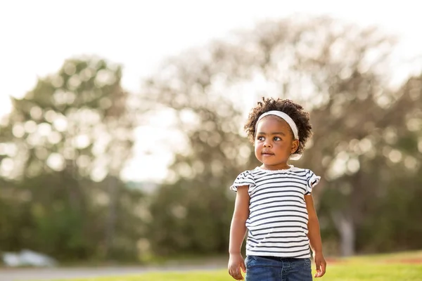 Menina feliz rindo e sorrindo lá fora . — Fotografia de Stock