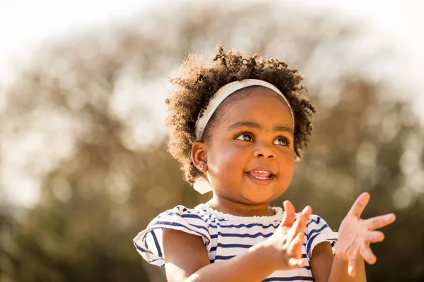 Feliz niña riéndose y sonriendo afuera . — Foto de Stock