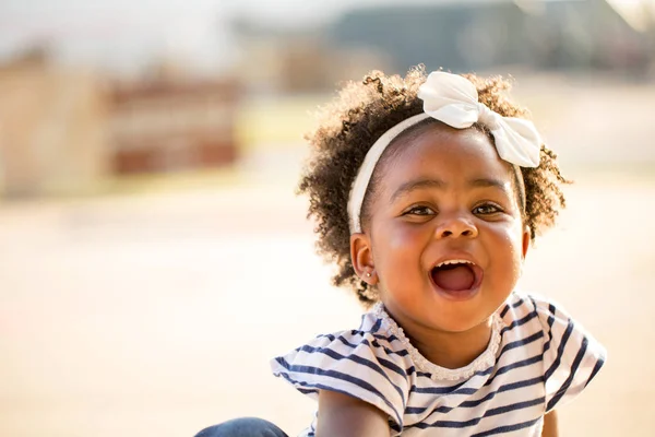 Feliz niña riéndose y sonriendo afuera . — Foto de Stock