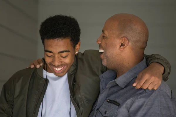 Père parlant et passant du temps avec son fils . — Photo