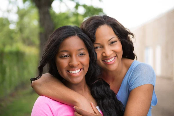 Retrato de uma mãe afro-americana e sua filha . — Fotografia de Stock