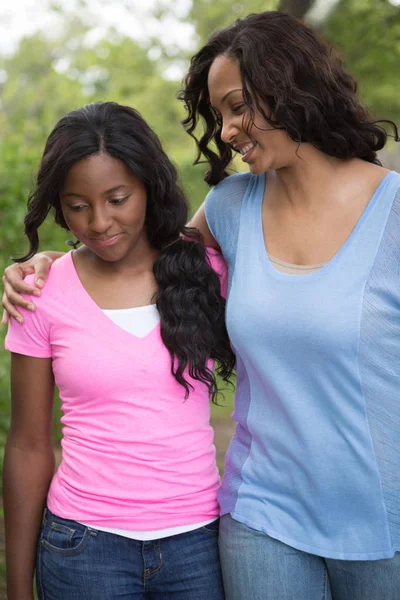 African American mor och prata med hennes dotter. — Stockfoto