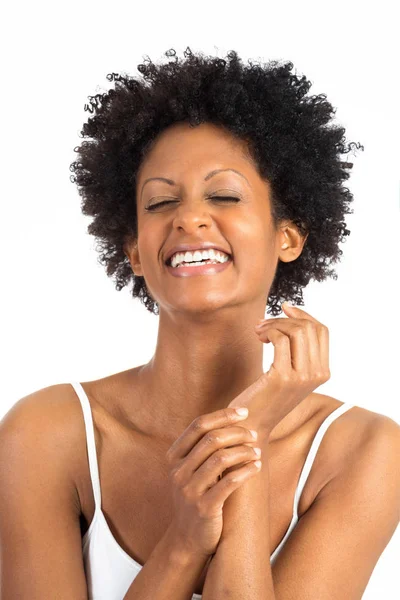 Portarit de uma mulher afro-americana bonita na moda sorrindo . — Fotografia de Stock