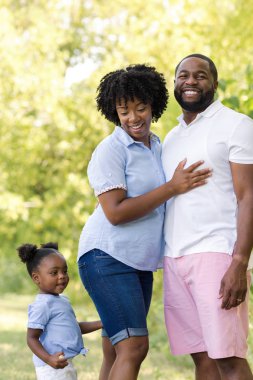 Afro-Amerikan aile kızları ile parkta.