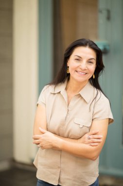Gülümseyen ve ayakta dışında mutlu İspanyol kadın.