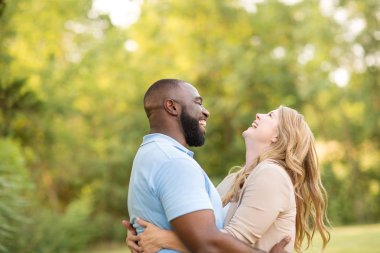 Gülen ve sarılma sevgi dolu karışık yarış çift.