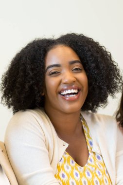 Afro-Amerikan iş kadını işyerinde portresi.