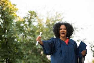 Onun mezuniyet töreninde kendinden emin Afrikalı-Amerikalı kadın.