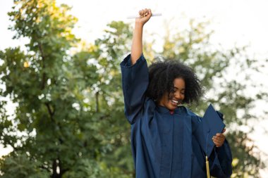 Onun mezuniyet töreninde kendinden emin Afrikalı-Amerikalı kadın.
