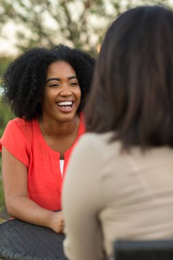 Konuşan ve gülen arkadaşlarından farklı grup.
