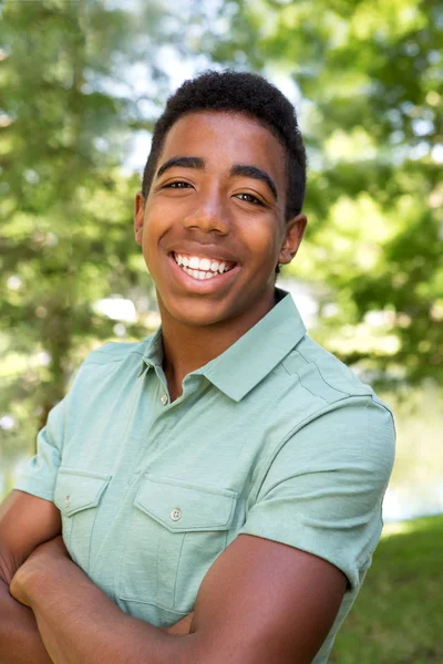 笑みを浮かべてアフリカ系アメリカ人の 10 代の少年. — ストック写真