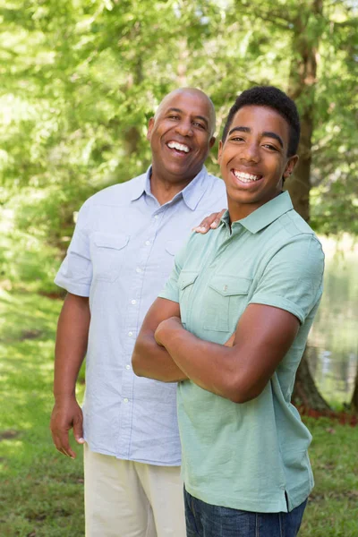 Afrikanisch-amerikanischer Vater im Gespräch mit seinem Teenager-Sohn. — Stockfoto