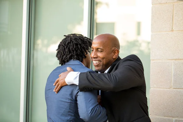 Matura afroamericana vestita con disinvoltura uomo d'affari che stringe la mano . — Foto Stock