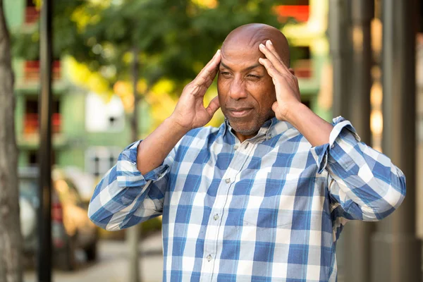 Uomo afroamericano ho.lding la testa nel dolore — Foto Stock