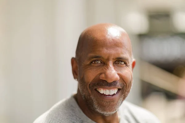 Szczęśliwy dojrzały mężczyzna African American uśmiechający się poza. — Zdjęcie stockowe