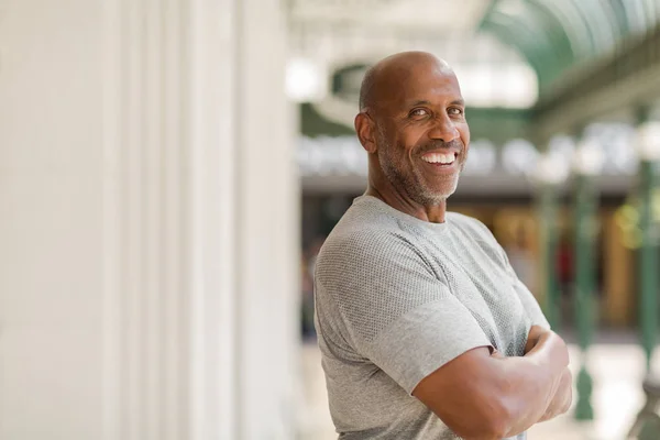 Glücklich reifen afrikanisch-amerikanischen Mann lächelt draußen. — Stockfoto