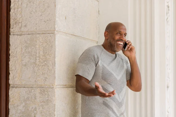 Афроамериканець людиною, говорити по телефону. — стокове фото