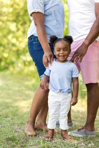 Афроамериканская семья в парке со своей дочерью . — стоковое фото