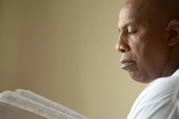 Africano homem americano em profundo pensamento e leitura . — Fotografia de Stock