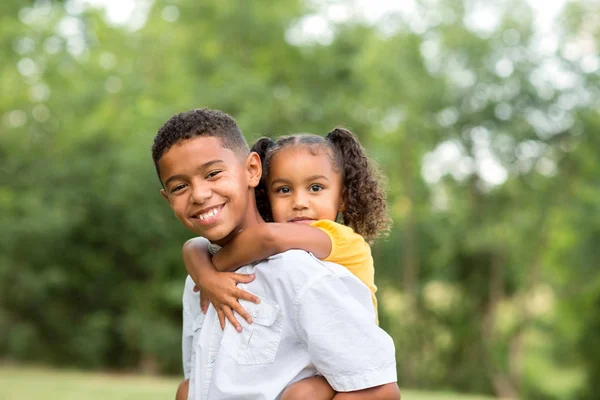 Portret van een grote broer en zijn zusje. — Stockfoto