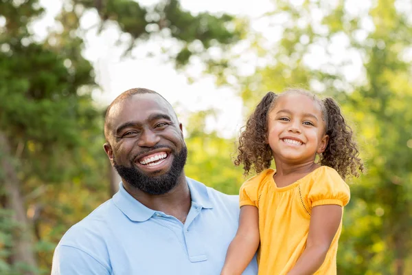 Vader lachen en spelen met zijn daugher. — Stockfoto