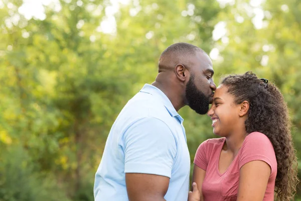 Father and his daughter laughing and playing at the park. — Stock Photo, Image