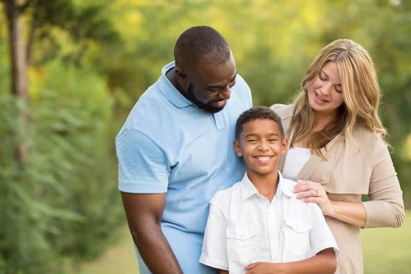 Portret van een multi etnische familie lachen. — Stockfoto