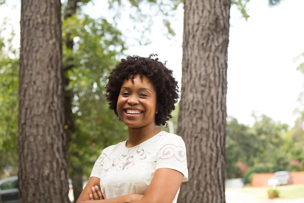 Porträt einer jungen glücklichen afrikanisch-amerikanischen Frau, die lächelt. — Stockfoto