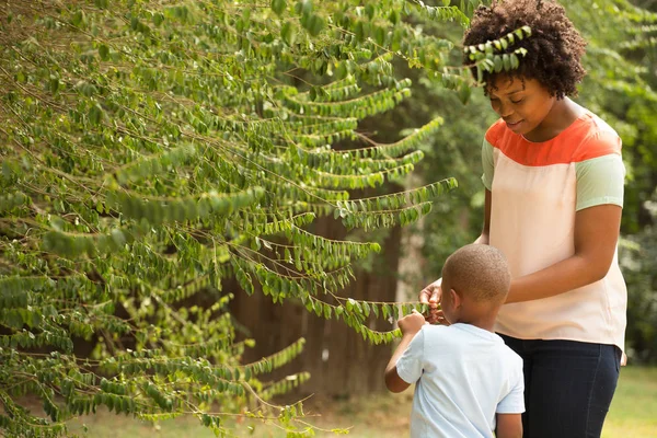 Ung African American mor spelar och hennes son. — Stockfoto
