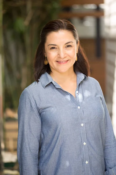 Retrato de una mujer hispana feliz sonriendo . — Foto de Stock