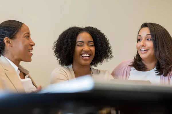 Groupe multiethnique de femmes au travail . — Photo