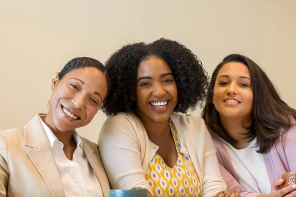 Grupo multi étnico de mulheres no trabalho . — Fotografia de Stock