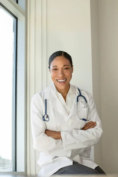 Portret van een vertrouwen Afro-Amerikaanse vrouwelijke arts. — Stockfoto