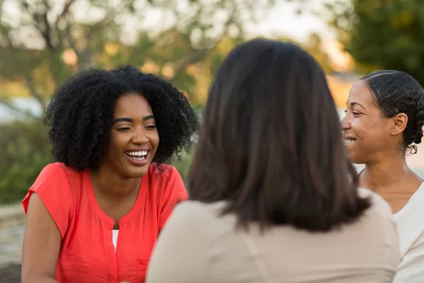 Diverso grupo de amigos conversando e rindo . — Fotografia de Stock