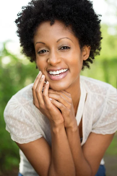 Mulher bonita sorrindo lá fora . — Fotografia de Stock