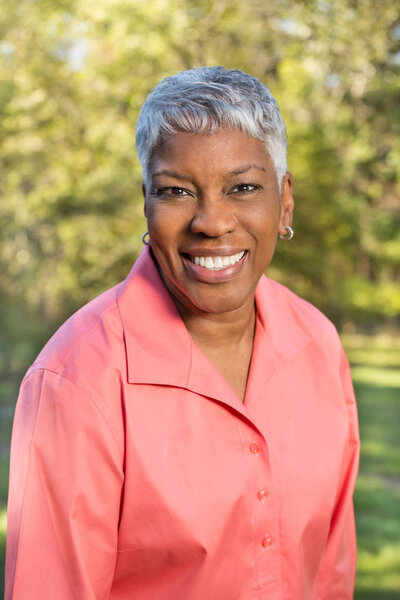 Портрет афроамериканской зрелой женщины
.