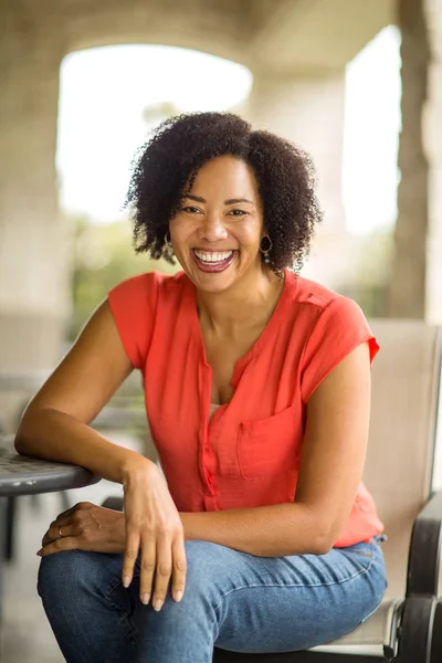 Zeker blij African American vrouw die lacht buiten — Stockfoto