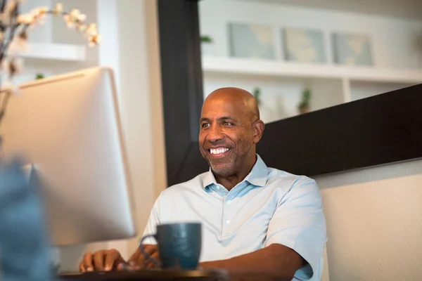 Mature Afro-Américain de travail à partir de son bureau à domicile . — Photo