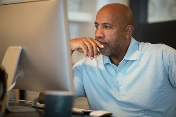 Maturo afroamericano uomo sconvolto e guardando preoccupato . — Foto Stock