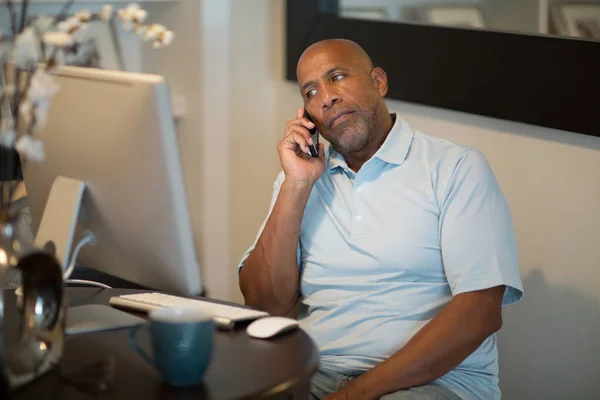 Mature African American man upset and looking concerened. — Stock Photo, Image