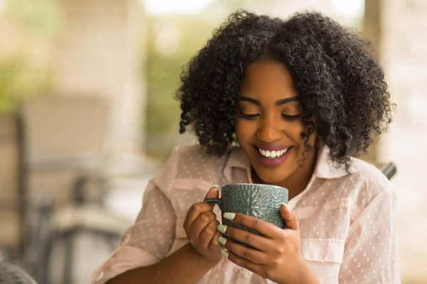 Portrait D'Une Femme Afro-Américaine Buvant Du Café . — Photo