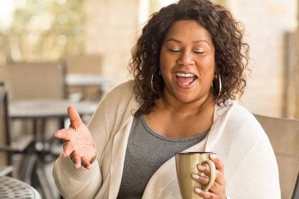 Hermosa mujer afroamericana madura sonriendo y riendo . —  Fotos de Stock