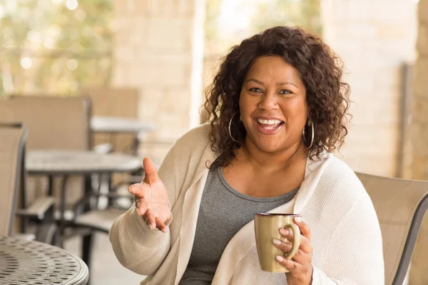 Mooie rijpe Afro-Amerikaanse vrouw lacht en lacht. — Stockfoto